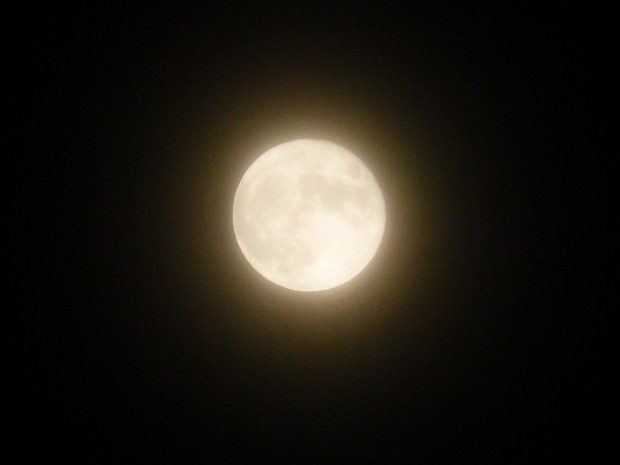 December full moon (10:46 pm, 12.6.14, Anchorage, Ak)